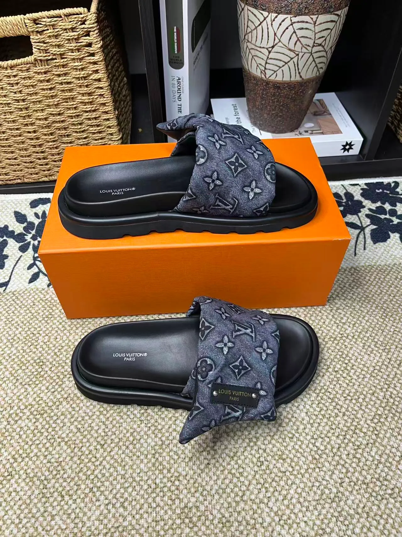 P340 [New Style] [LOUIS VUITTON] Louis Vuitton, LV printing, men's and women's slippers are now on the market, packed in drawer boxes with cloth bags and cards, the upper pattern looks very soft and waxy, and is a super versatile leg slimming tool. Fabric: imported denim/canvas/old fabric, LV hardware LOGO, official website pattern printing, comfortable to wear, feet: high-elastic PU water table. Sole: foam sole, heel height: about 5cm. Code number: 35-46, 35, 45, 46 are custom-made and non-returnable. Color: multiple colors and styles available.